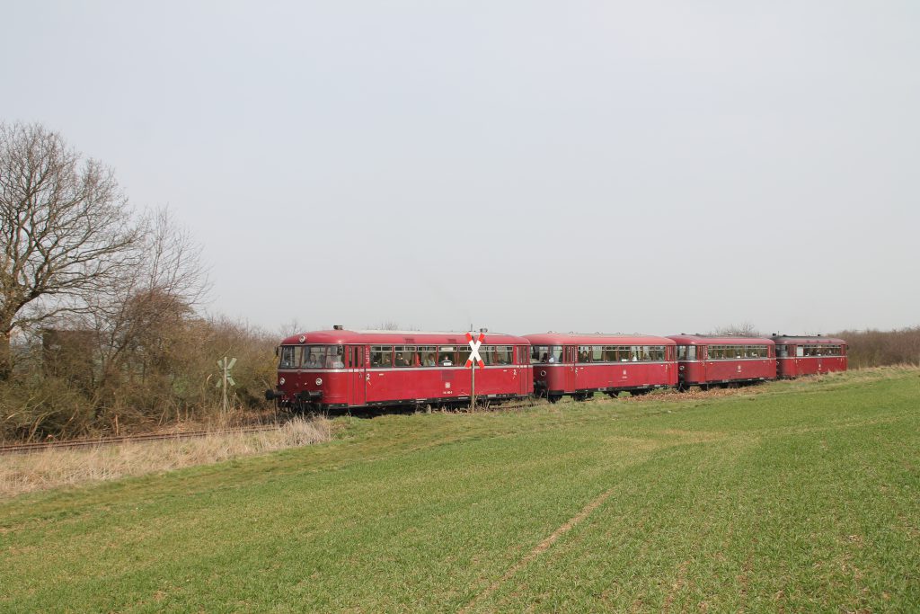 796 690, 996 299, 996 309, 796 802 an einem Bahnübergang bei Mutterschied auf der Hunsrückquerbahn, aufgenommen am 02.04.2016.