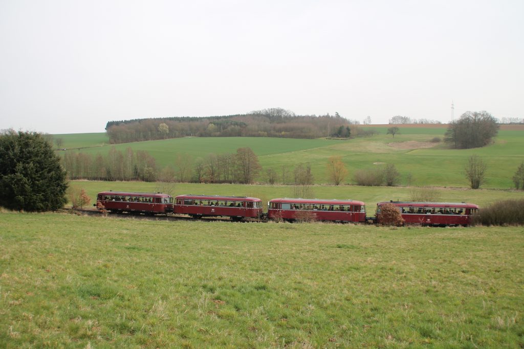 796 690, 996 299, 996 309, 796 802 im Tal bei Nannhausen auf der Hunsrückquerbahn, aufgenommen am 02.04.2016.