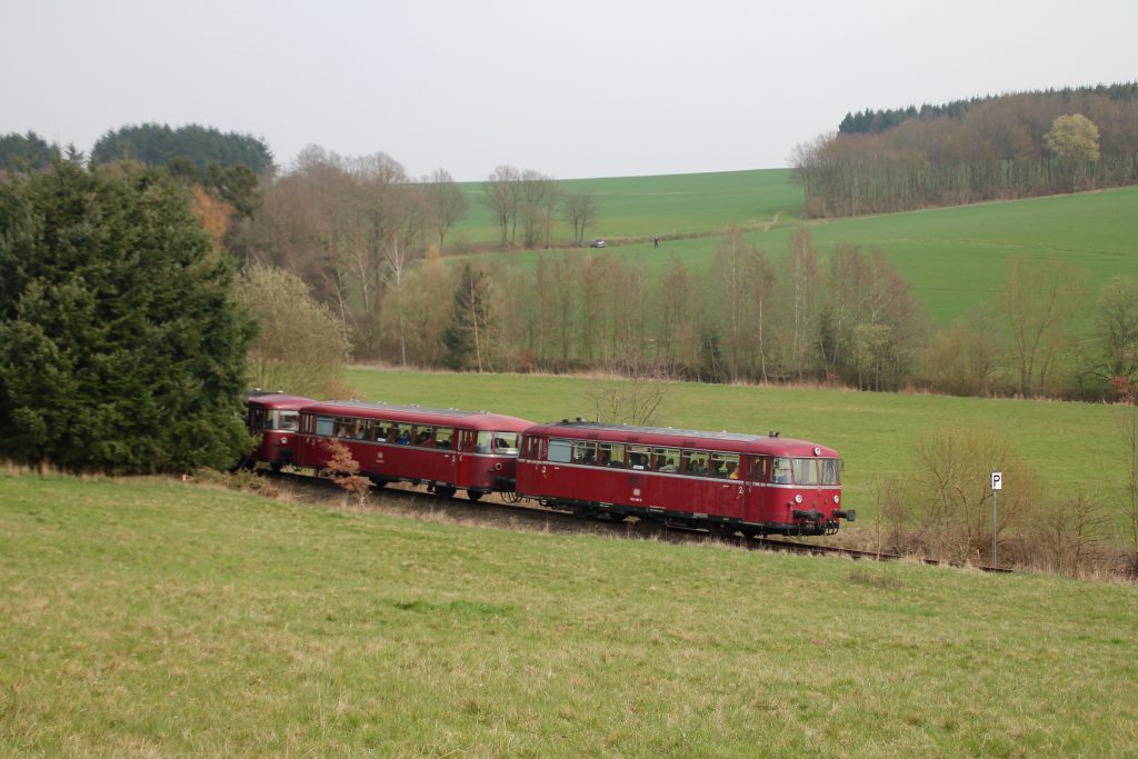 796 690 und 996 299 bei Nannhausen auf der Hunsrückquerbahn, aufgenommen am 02.04.2016.