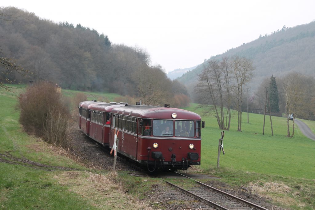 796 690, 996 299, 996 309, 796 802 an einem Bahnübergang bei Seibersbach auf der Hunsrückquerbahn, aufgenommen am 02.04.2016.