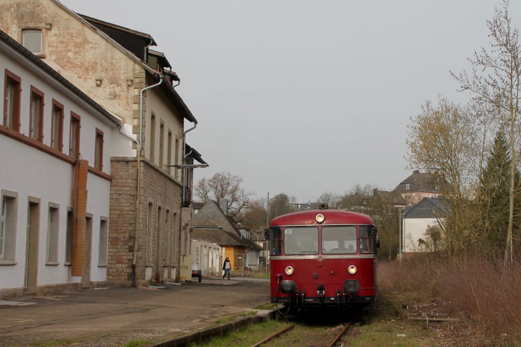 796 690 hält im Bahnhof Simmern auf der Hunsrückquerbahn, aufgenommen am 02.04.2016.