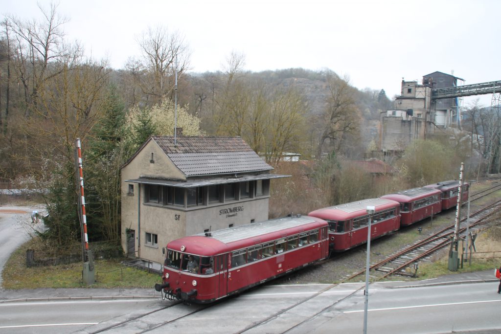 796 690, 996 299, 996 309, 796 802 überqueren den Bahnübergang in Stromberg auf der Hunsrückquerbahn, aufgenommen am 02.04.2016.