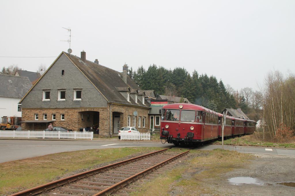 796 690, 996 299, 996 309, 796 802 an einem Bahnübergang in Unzenberg auf der Hunsrückquerbahn, aufgenommen am 02.04.2016.