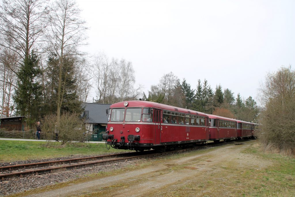 796 690, 996 299, 996 309, 796 802 bei Unzenberg auf der Hunsrückquerbahn, aufgenommen am 02.04.2016.