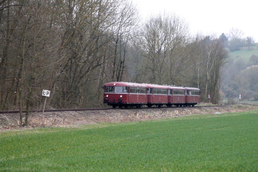 796 690, 996 299, 996 309, 796 802 bei Waldlaubersheim auf der Hunsrückquerbahn, aufgenommen am 02.04.2016.