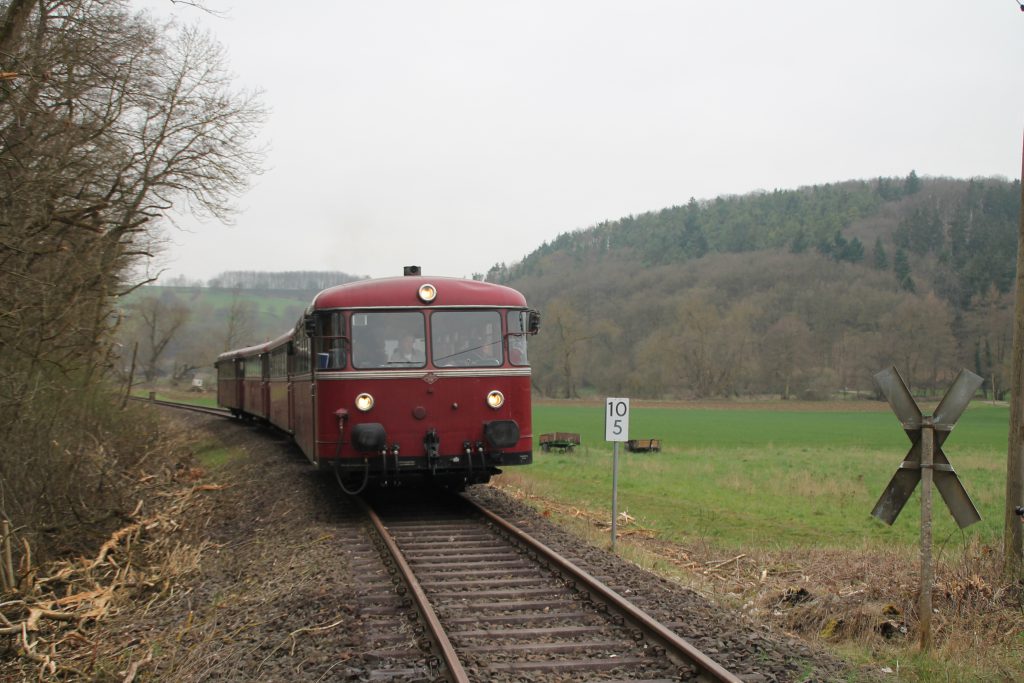 796 690, 996 299, 996 309, 796 802 kurz vor einem unbeschranktem Bahnübergang bei Waldlaubersheim auf der Hunsrückquerbahn, aufgenommen am 02.04.2016.