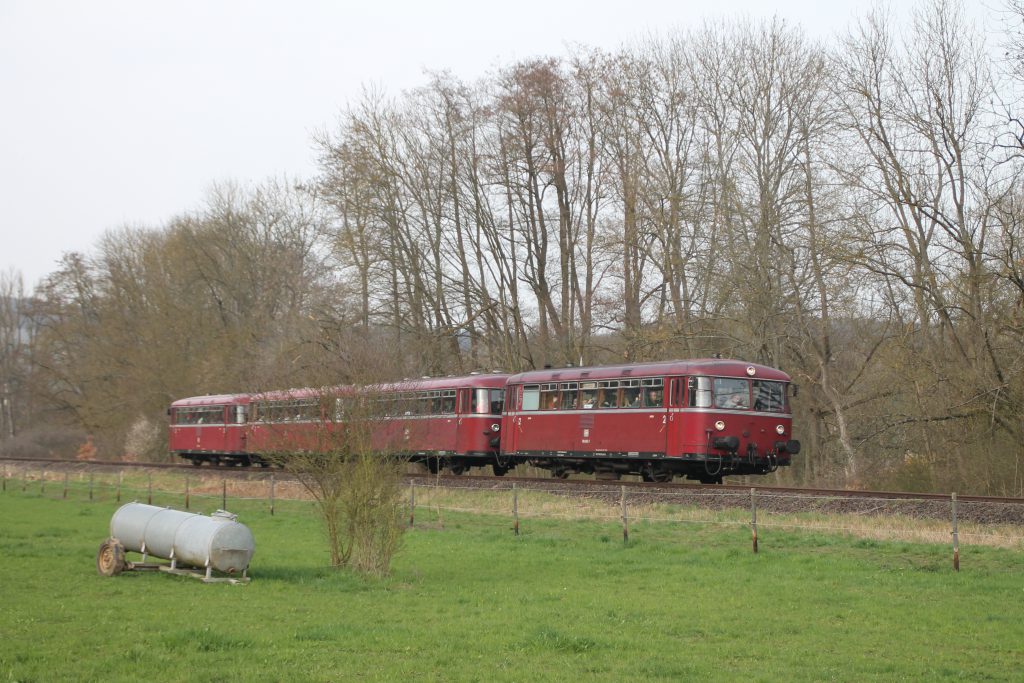 796 690, 996 299, 996 309, 796 802 hinter einer Viehweide bei Waldlaubersheim auf der Hunsrückquerbahn, aufgenommen am 02.04.2016.