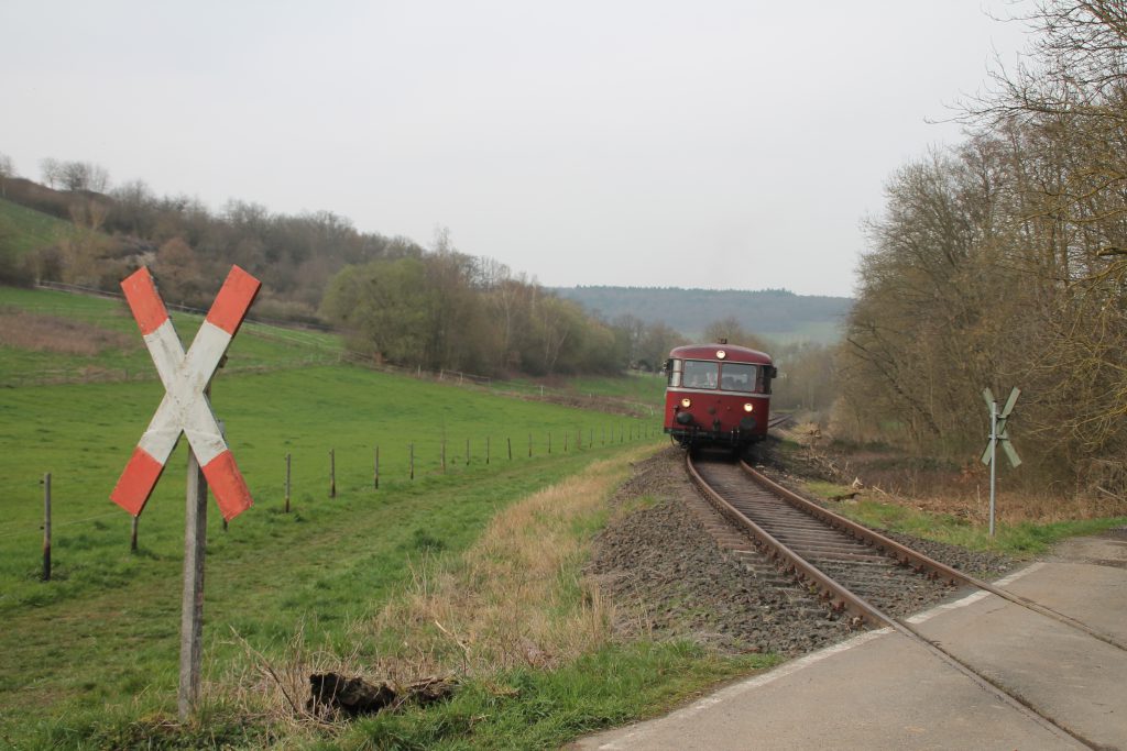 796 690, 996 299, 996 309, 796 802 an einem Bahnübergang bei Waldlaubersheim auf der Hunsrückquerbahn, aufgenommen am 02.04.2016.