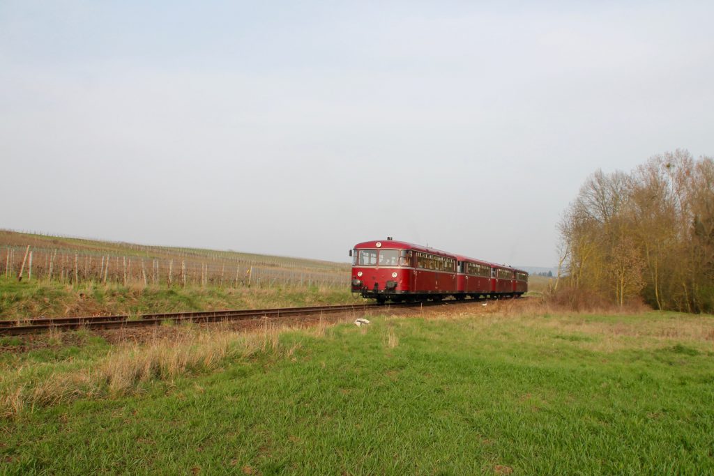 796 690, 996 299, 996 309, 796 802 an den Weinfeldern bei Winzenheim auf der Hunsrückquerbahn, aufgenommen am 02.04.2016.