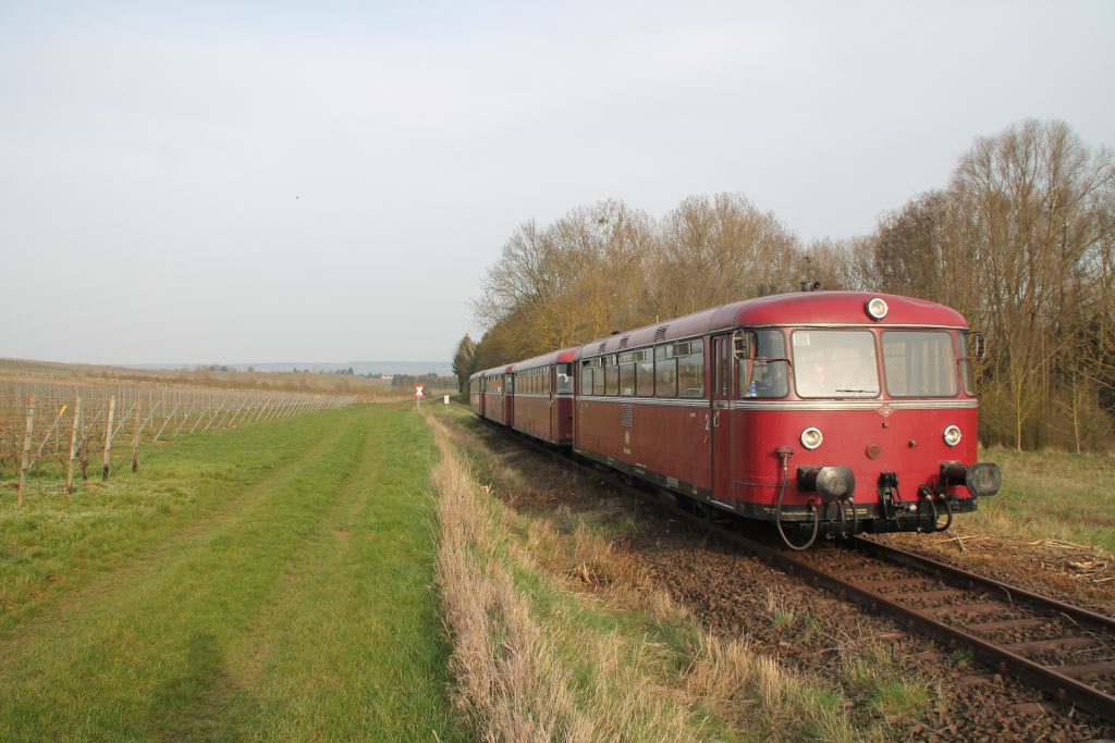 796 690, 996 299, 996 309, 796 802 bei Winzenheim auf der Hunsrückquerbahn, aufgenommen am 02.04.2016.