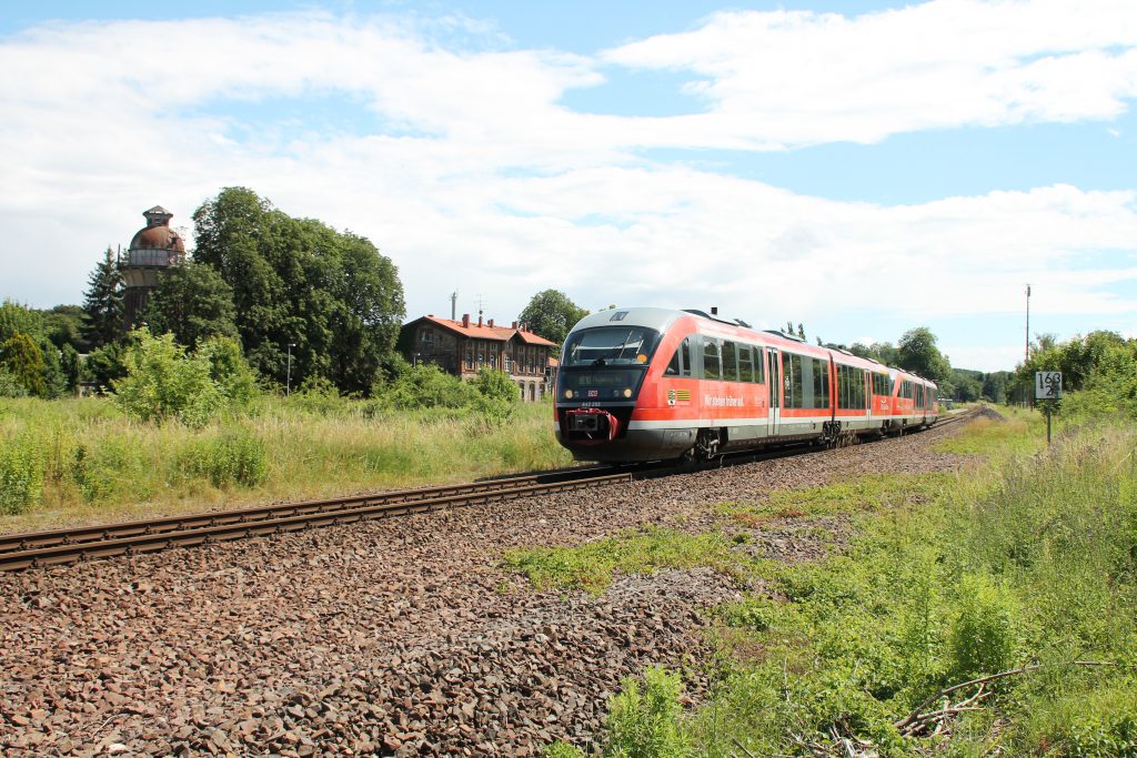 642 203 verlässt mit noch einem weiteren 642 den Bahnhof Sandersleben über die Kanonenbahn, aufgenommen am 03.07.2016.