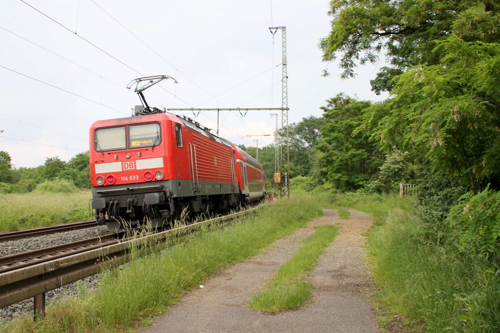 114 033 verlässt den Bahnhof Hanau über die Kinzigtalbahn, aufgenommen am 05.06.2016.