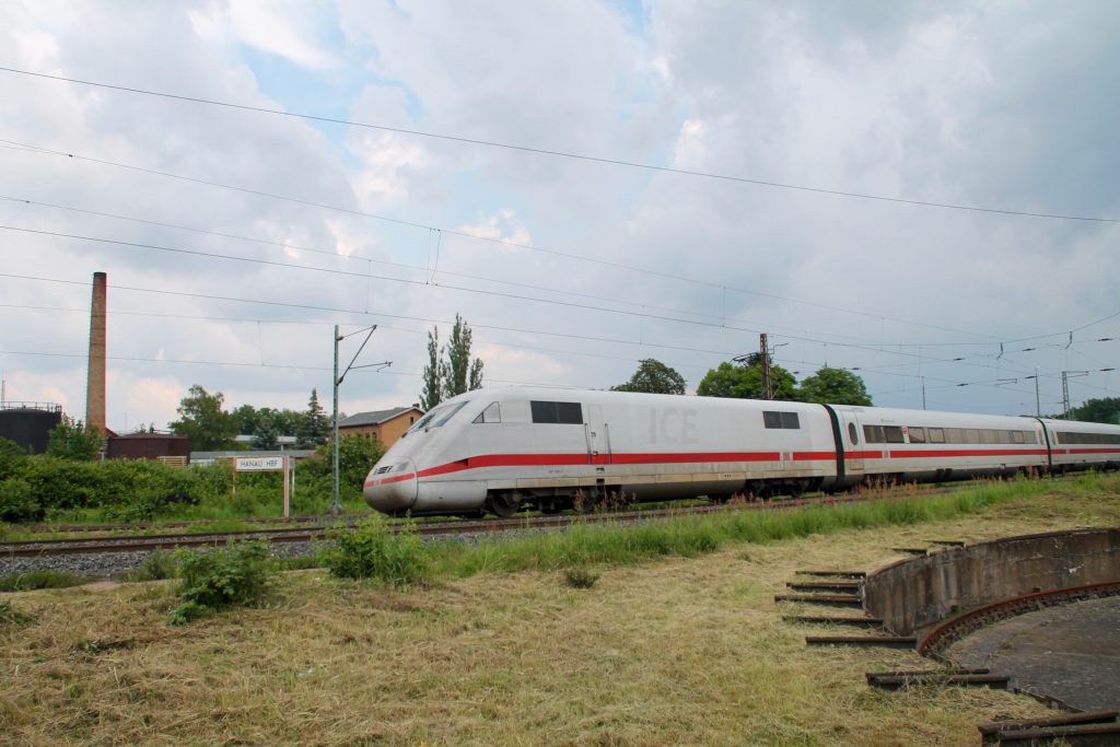 Ein ICE der Baureihe 401 fährt in den Bahnhof Hanau über die Kinzigtalbahn ein, aufgenommen am 05.06.2016.