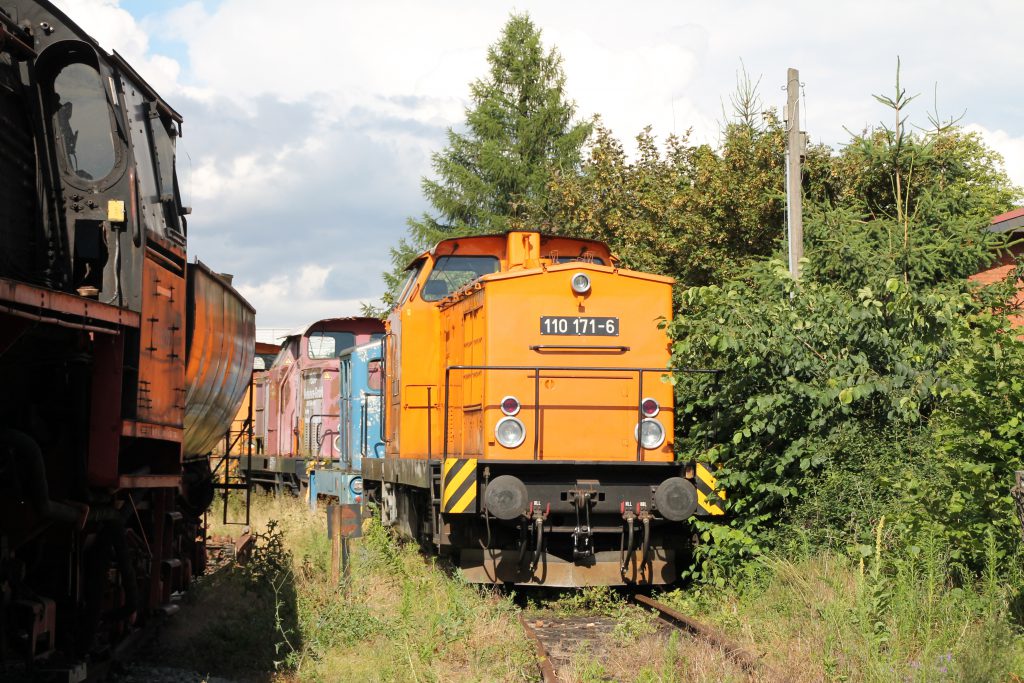 110 171 steht im Bahnhof Klostermansfeld neben einer 52, aufgenommen am 03.07.2016.