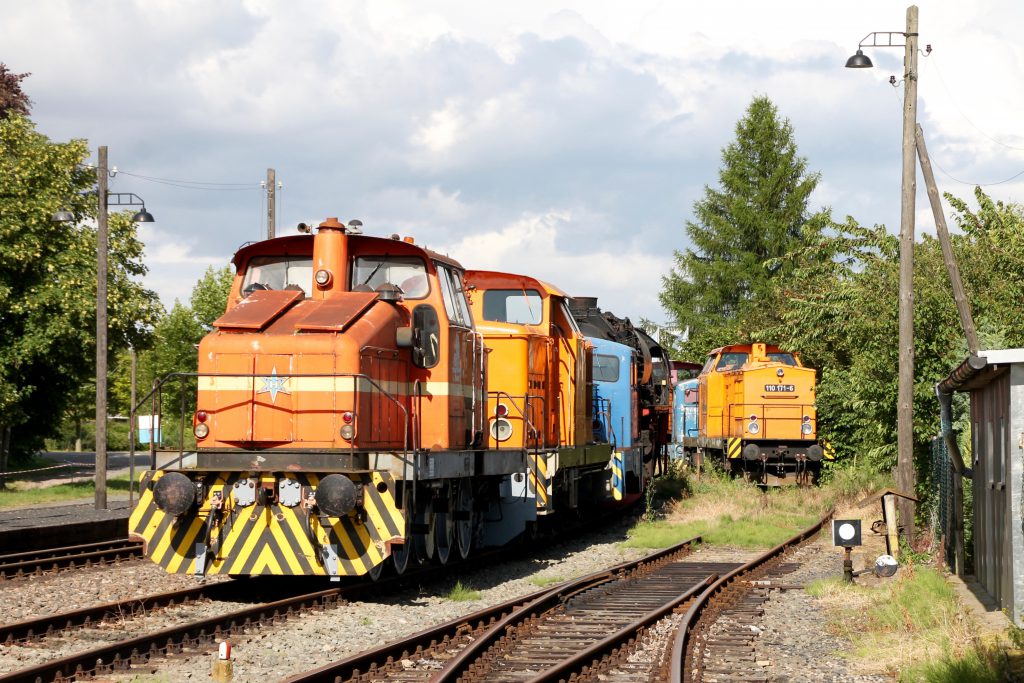 110 171 versteckt sich im Bahnhof Klostermansfeld hinter Loks der Firma Henschel, aufgenommen am 03.07.2016.