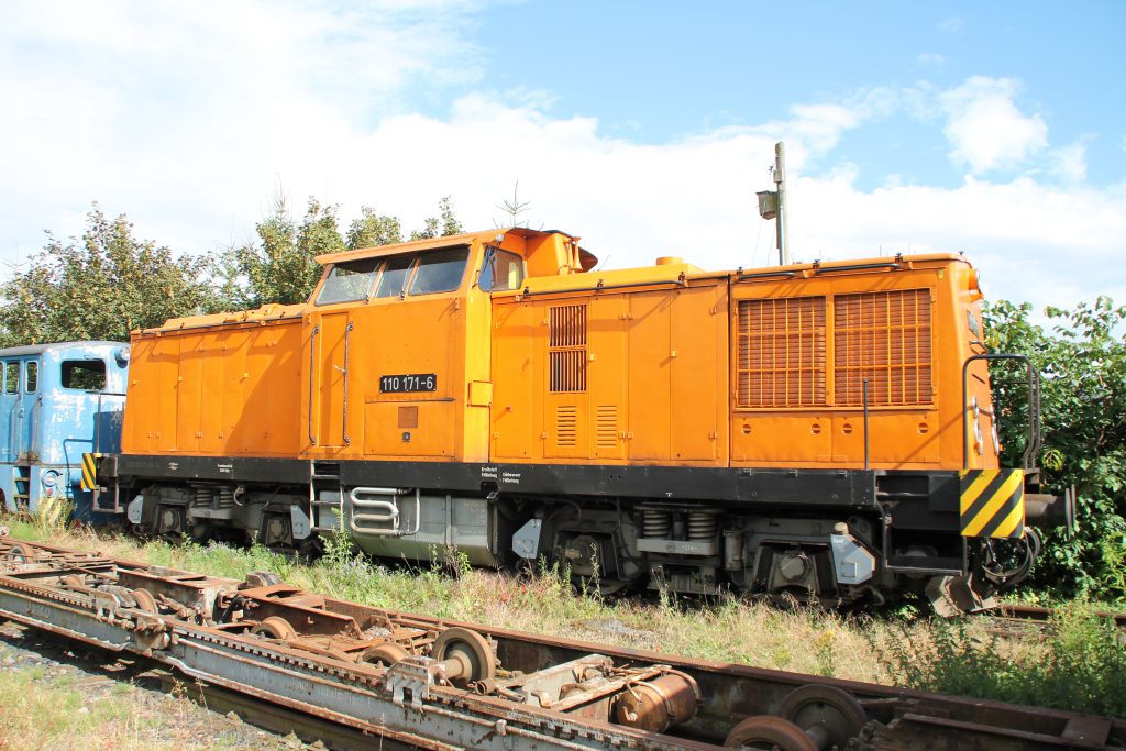 110 171 steht im Bahnhof Klostermansfeld, aufgenommen am 03.07.2016.