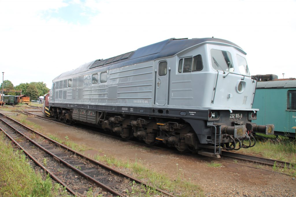 232 105 steht im Bahnhof Klostermansfeld, aufgenommen am 03.07.2016.