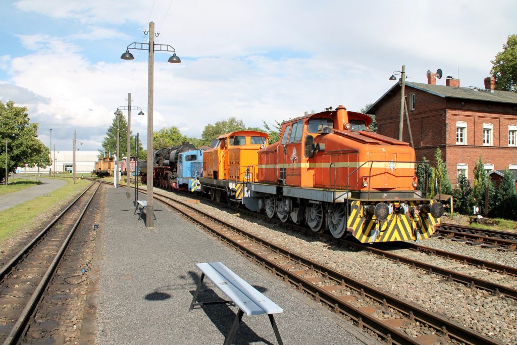 Henschel-Loks warten im Bahnhof Klostermansfeld auf neue Einsätze, aufgenommen am 03.07.2016.