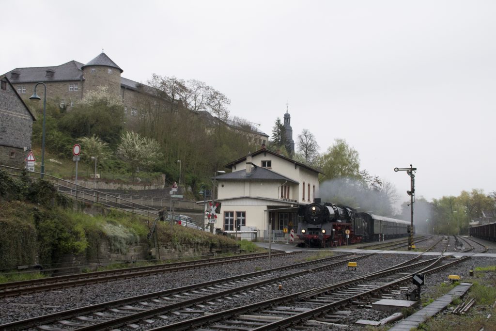 03 1010 durchquert den Bahnhof Löhnberg auf der Lahntalbahn, aufgenommen am 24.03.2016.