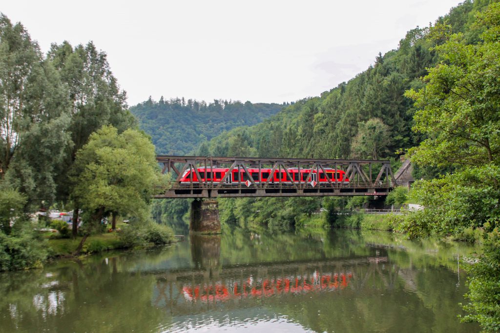 Ein LINT der DB auf der Lahnbrücke in Obernhof auf der Lahntalbahn, aufgenommen am 17.07.2016.