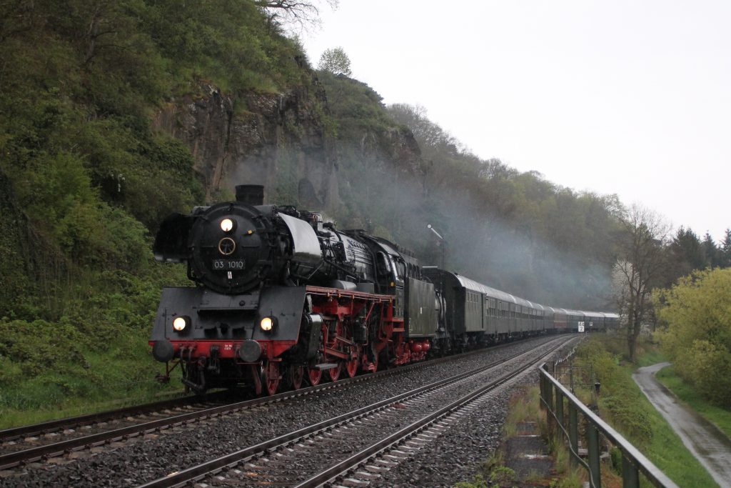 03 1010 am Blocksignal in Runkel auf der Lahntalbahn, aufgenommen am 24.03.2016.