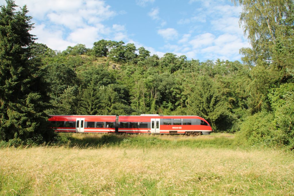 Ein TALENT macht sich auf den Weg nach Gießen, gerade ist er bei Runkel auf der Lahntalbahn, aufgenommen am 26.06.2016.