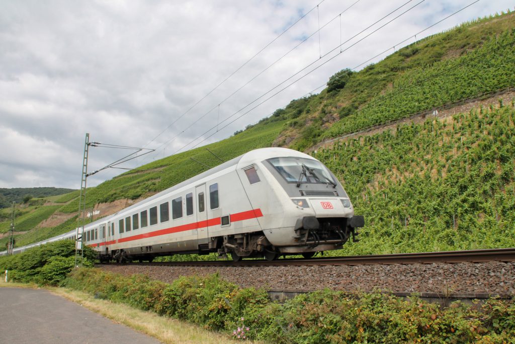 Ein IC in den Weinbergen bei Boppard auf der linken Rheinstrecke, aufgenommen am 17.07.2016.