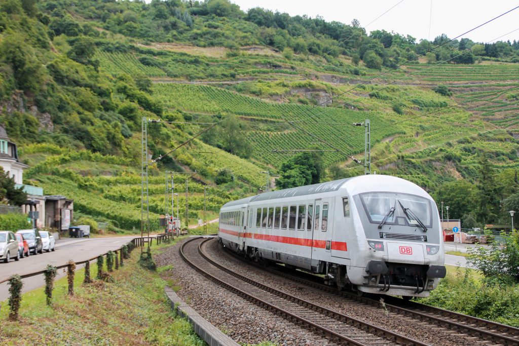 Ein IC verlässt Oberwesel auf der linken Rheinstrecke, aufgenommen am 17.07.2016.