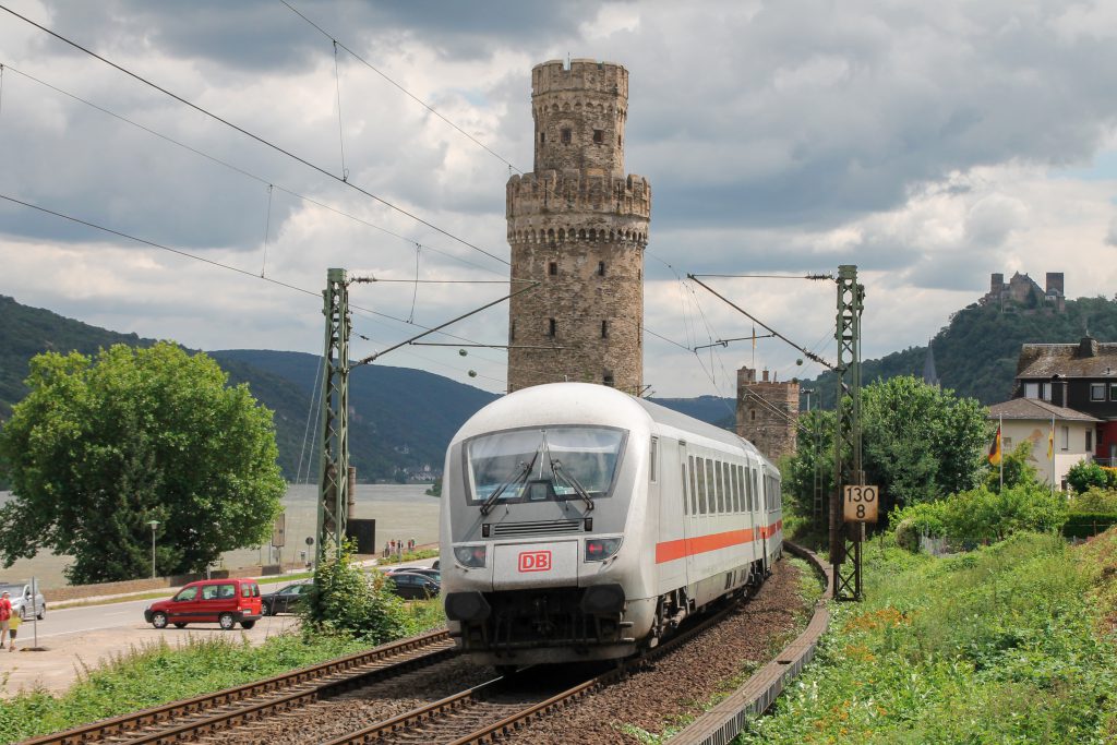 Ein IC durchquert die Türme in Oberwesel auf der linken Rheinstrecke, aufgenommen am 17.07.2016.