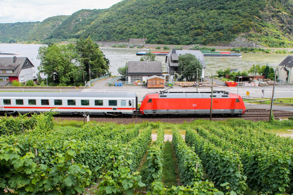 101 054 passiert die Weinberge bei Oberwesel auf der linken Rheinstrecke, aufgenommen am 17.07.2016.