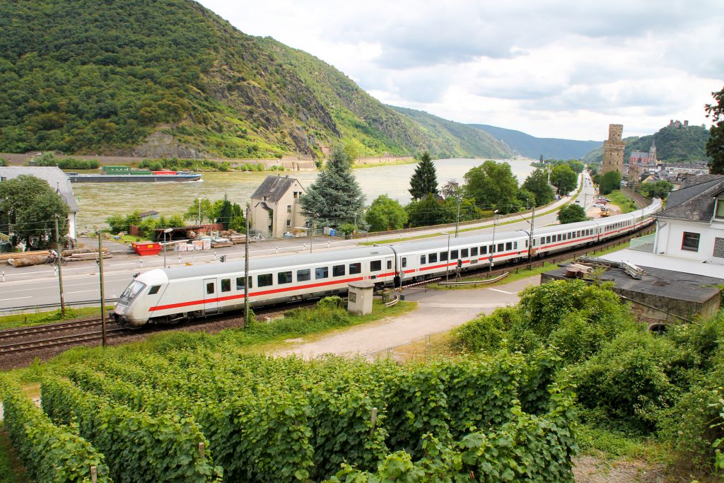 101 054 mit ihrem IC bei Oberwesel auf der linken Rheinstrecke, aufgenommen am 17.07.2016.