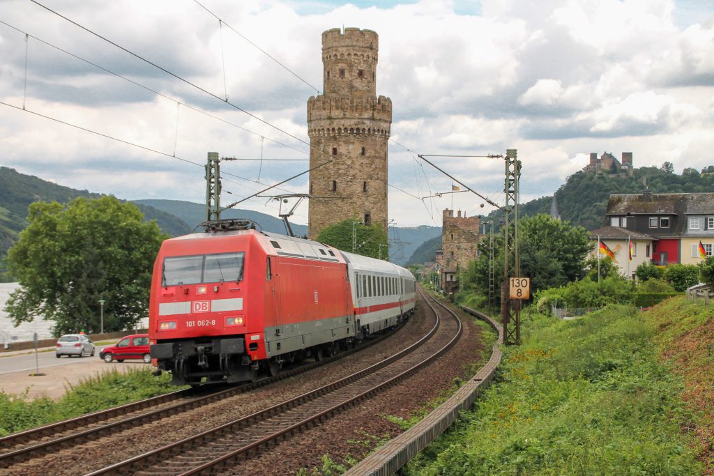 101 062 verlässt mit ihrem IC Oberwesel auf der linken Rheinstrecke, aufgenommen am 17.07.2016.