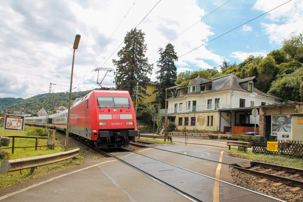 101 091 überquert mit ihrem IC einen Bahnübergang in Oberwesel auf der linken Rheinstrecke, aufgenommen am 17.07.2016.