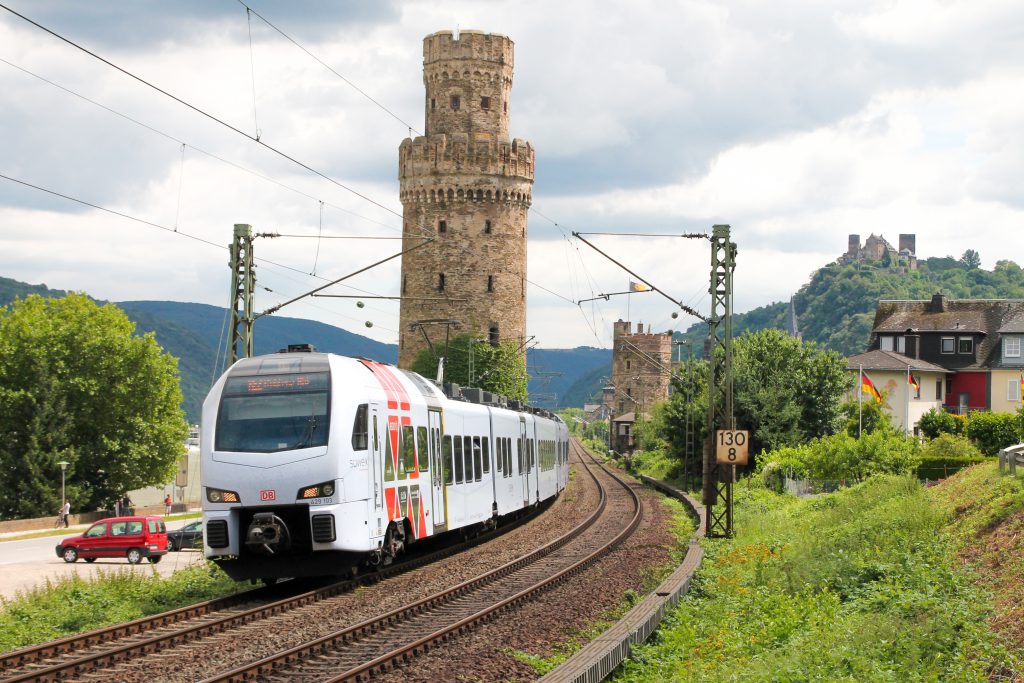 429 103 verlässt Oberwesel auf der linken Rheinstrecke, aufgenommen am 17.07.2016.