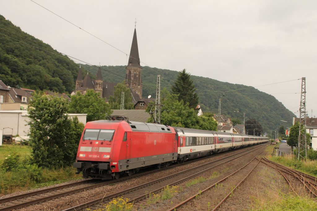 101 120 durchquert mit ihrem EC Brohl auf der linken Rheinstrecke, aufgenommen am 19.06.2016.