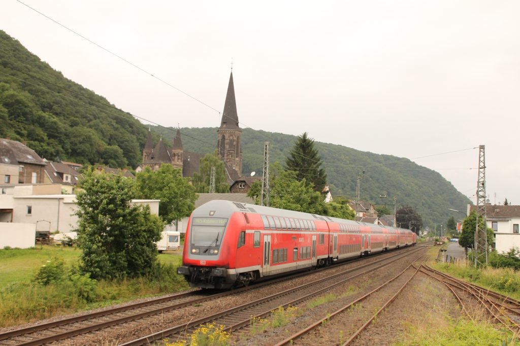 Eine Zug aus Doppelstockwagen durchquert Brohl auf der linken Rheinstrecke, aufgenommen am 19.06.2016.