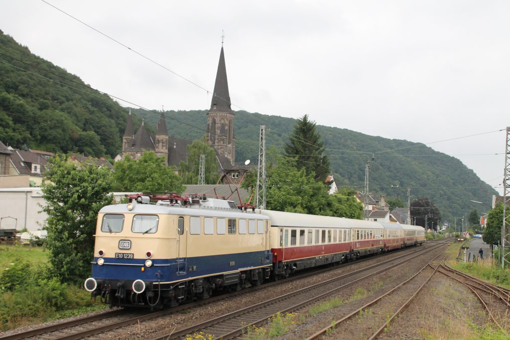 E10 1239 durchquert mir ihrem TEE Brohl auf der linken Rheinstrecke, aufgenommen am 19.06.2016.