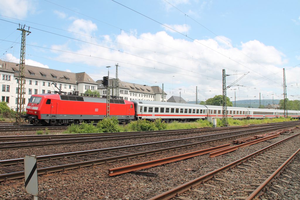 Ein 120 mit ihrem IC in Koblenz-Lützel, aufgenommen am 19.06.2016.