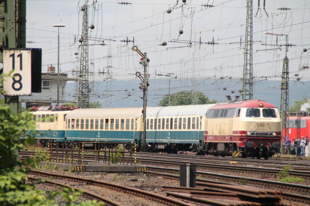 Mit 218 105 an der Spitze und 140 423 am Schluss verlässt ein Sonderzug das DB-Museum in Koblenz-Lützel, aufgenommen am 19.06.2016.