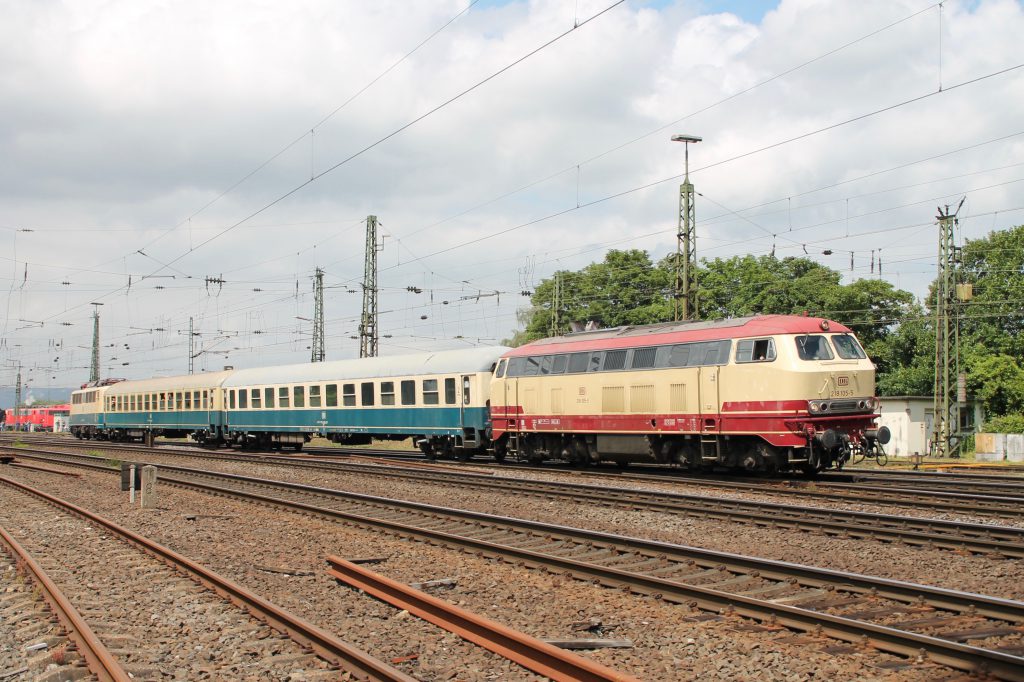 218 105 und 140 423 verlassen mit einem Sonderzug das DB-Museum in Koblenz-Lützel, aufgenommen am 19.06.2016.