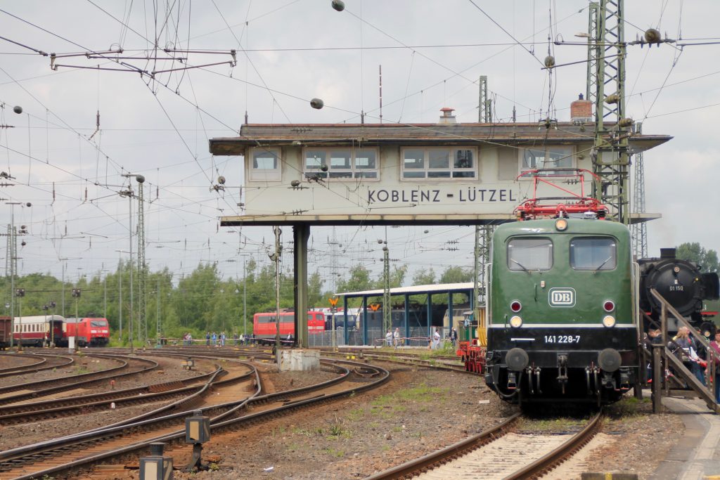 140 228 steht vor dem Reiterstellwerk Km im DB-Museum in Koblenz, aufgenommen am 19.06.2016.