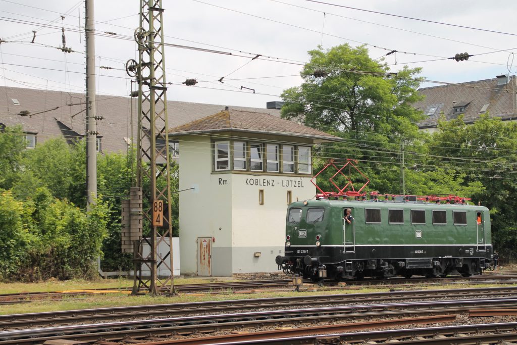 141 228 rangiert durch Koblenz-Lützel, aufgenommen am 19.06.2016.