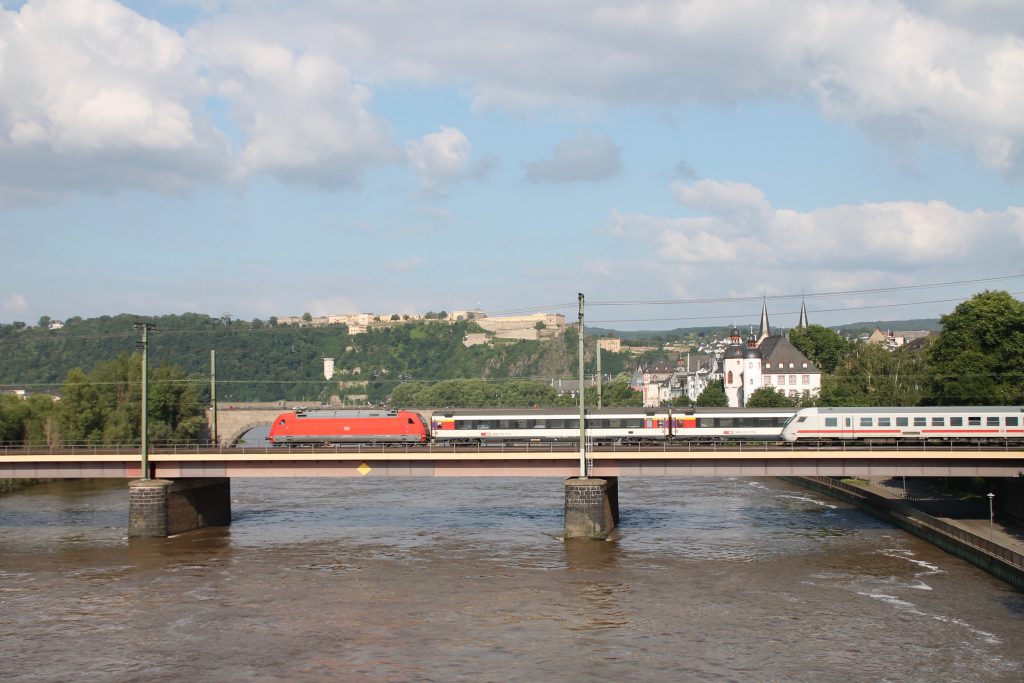 Begegnung zwischen einer 101 mit einem EC sowie einem IC auf der Moselbrücke in Koblenz auf der linken Rheinstrecke, aufgenommen am 19.06.2016.