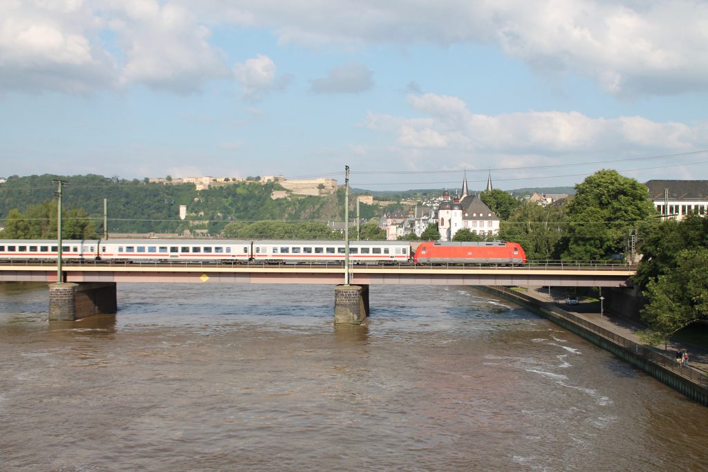 Eine 101 überquert mit ihrem IC die Moselbrücke in Koblenz auf der linken Rheinstrecke, aufgenommen am 19.06.2016.