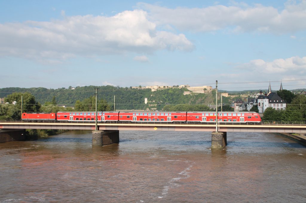 Eine 143 überquert mit ihren Doppelstockwagen die Moselbrücke in Koblenz auf der linken Rheinstrecke, aufgenommen am 19.06.2016.