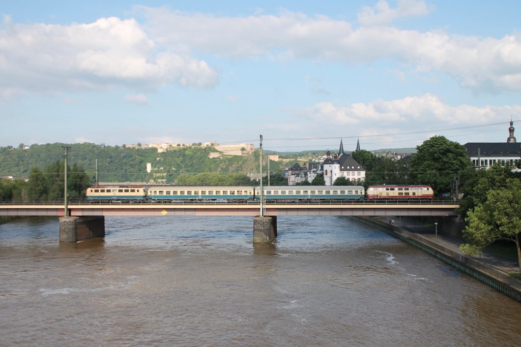 218 105 und 140 423 überqueren mit ihrem Sonderzug die Moselbrücke in Koblenz auf der linken Rheinstrecke, aufgenommen am 19.06.2016.