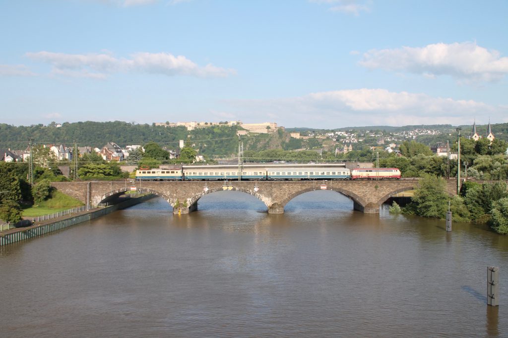 218 105 und 140 423 überqueren mit ihrem Sonderzug die gemauerte Moselbrücke in Koblenz auf der linken Rheinstrecke, aufgenommen am 19.06.2016.