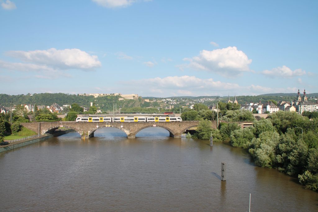 Ein 460 der Trans-Regio überquert die gemauerte Moselbrücke in Koblenz auf der linken Rheinstrecke, aufgenommen am 19.06.2016.