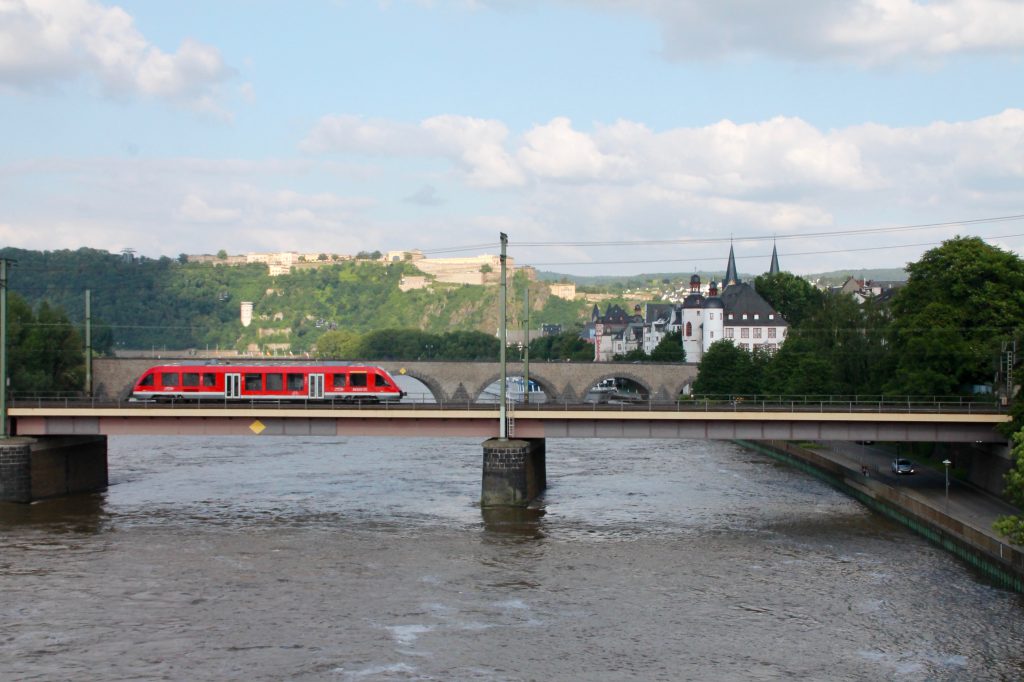 Ein LINT der DB überquert die Moselbrücke in Koblenz auf der linken Rheinstrecke, aufgenommen am 19.06.2016.