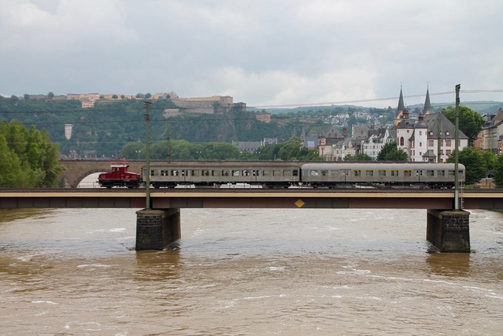 E69 03 auf der Moselbrücke der linken Rheinstrecke in Koblenz, aufgenommen am 19.06.2016.